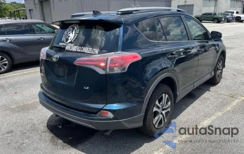 2017 Toyota Rav4 Le z USA, uszkodzony, nr VIN JTMZFREV7HJ117398
